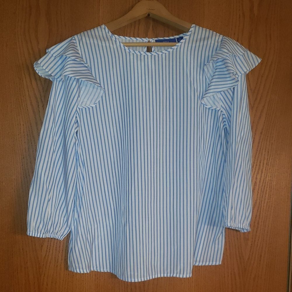 Cute Apt. 9 Blue / White Vertical Striped Top w/ Ruffled Shoulders Sz S
